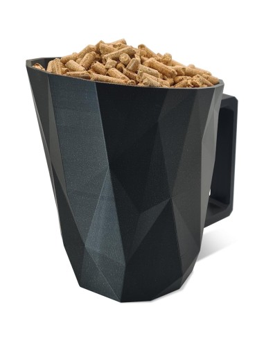 Pellet shovel to fill the pellet stove indoors