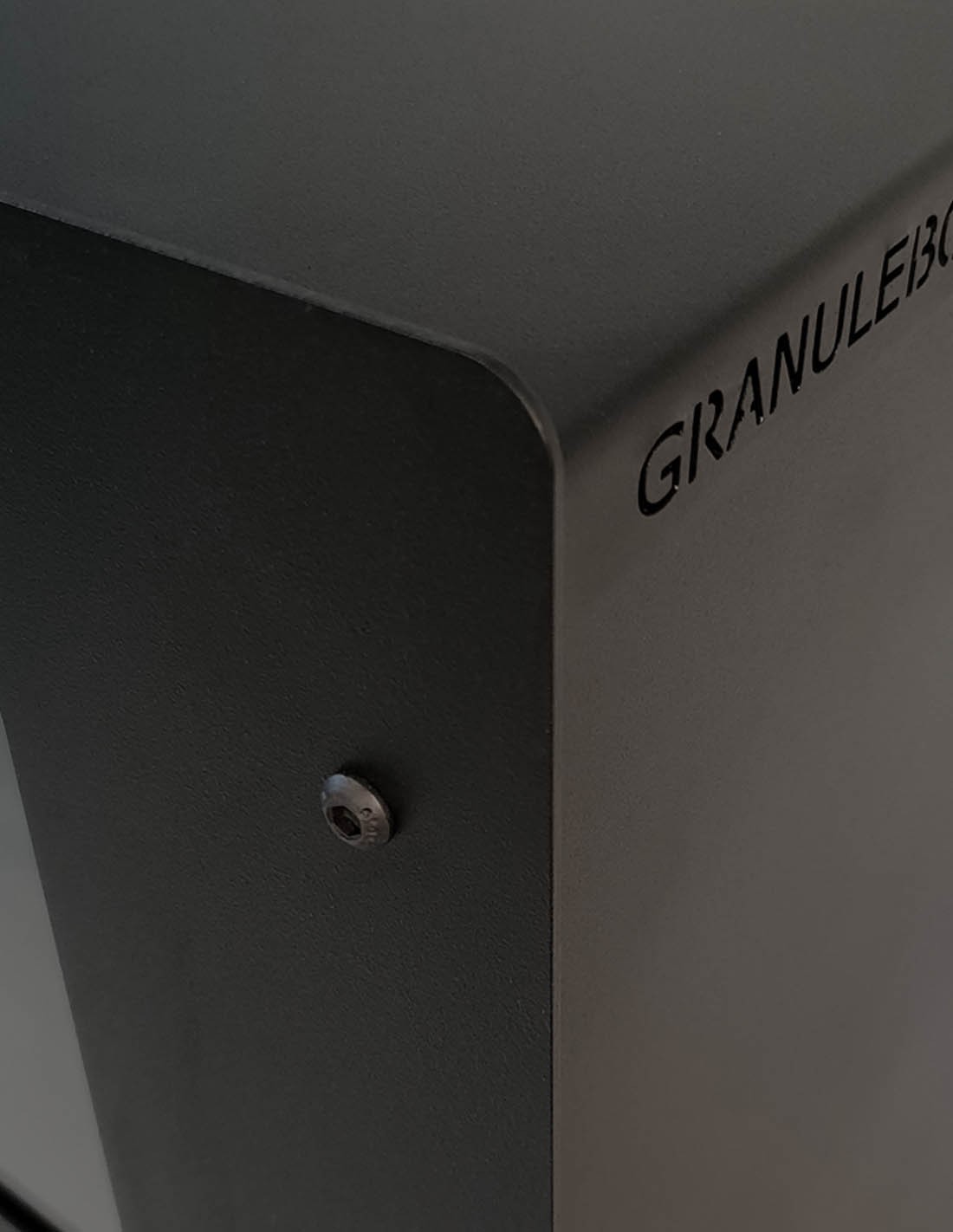 GranuleBox : l'invention d'un bac de stockage à pellets qui filtre et  tamise la poussière des granulés de bois - NeozOne